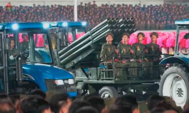 Vídeo: Coreia do Norte mostra lançadores de foguetes camuflados como caminhões civis. Foto: Reprodução Twitter @nknewsorg