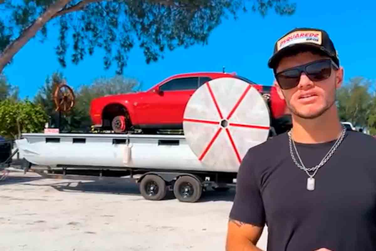 Youtuber trasforma una Dodge Challenger Hellcat da 700 cv in una barca