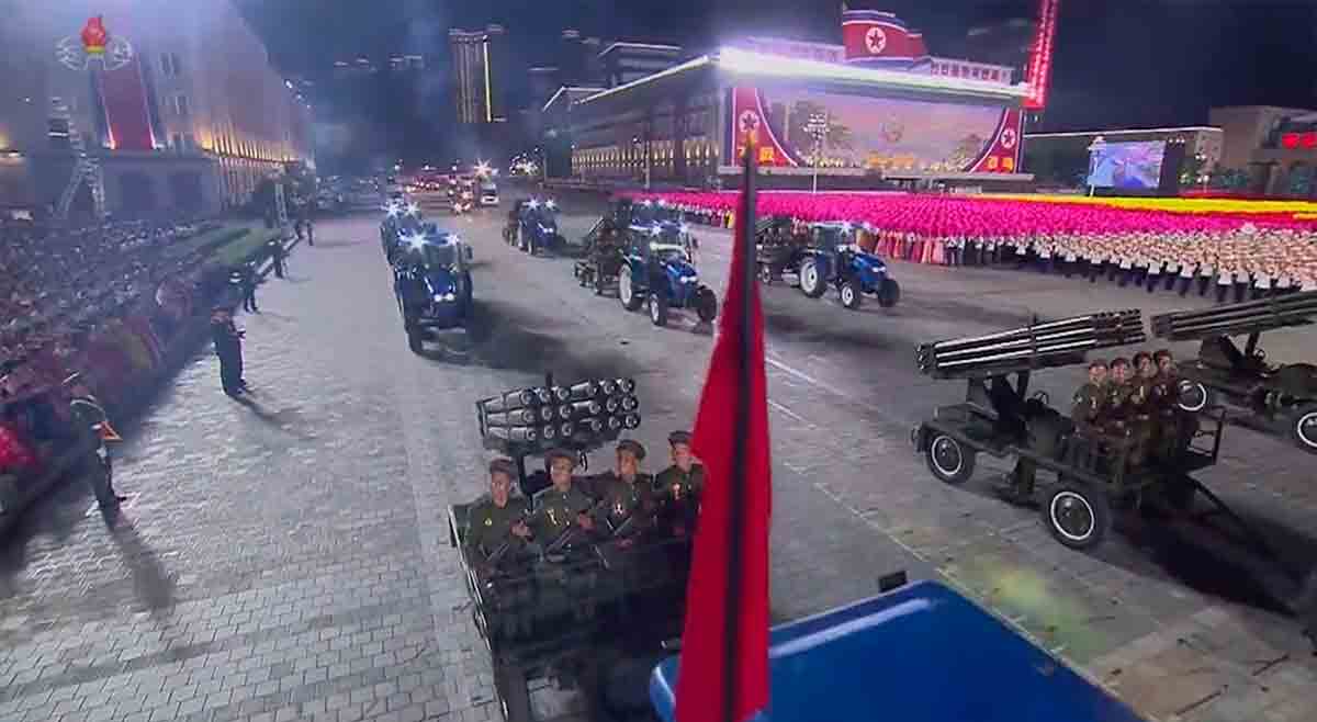 Video: Severní Korea ukazuje odpalovací zařízení raket maskované jako civilní nákladní auta. Foto: Snímek z Twitteru @nknewsorg