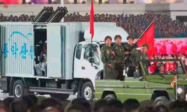 Vídeo: Coreia do Norte mostra lançadores de foguetes camuflados como caminhões civis. Foto: Reprodução Twitter @nknewsorg