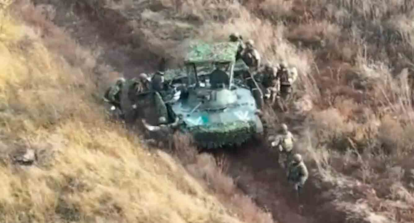 Video: Rysk pansarvagnsbesättning snubblar över soldater innan de förstörs i Ukraina. Foto och video: Återgivning Twitter @UKikaski