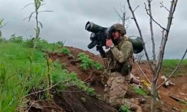 Saiba mais sobre o míssil antitanque Javelin. Foto e vídeo: Reprodução Twitter @UkraineINtoucH