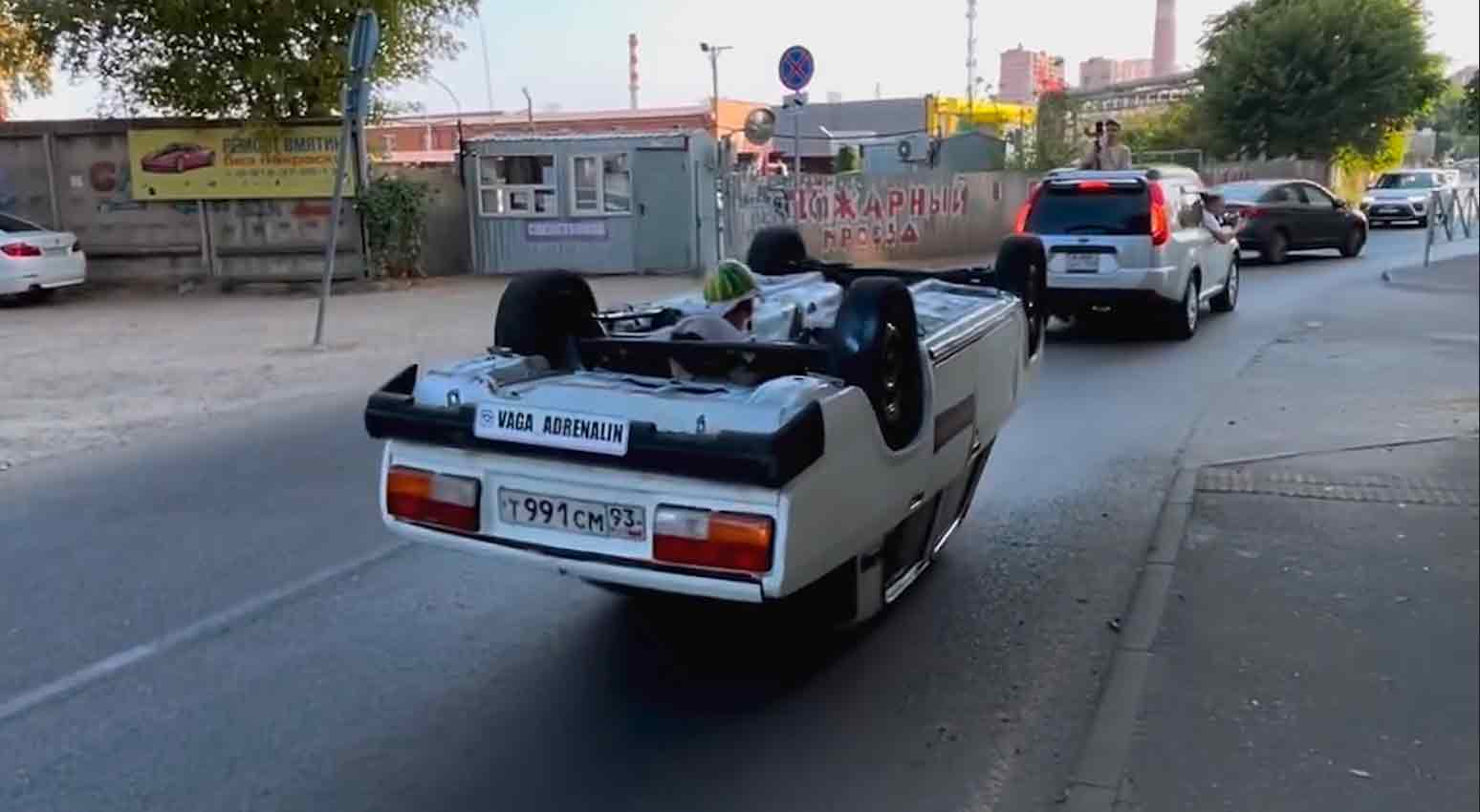 Russo dirige Lada de cabeça para baixo pelas ruas de Krasnodar. Fotos e vídeo: Instagram @vaga_adrenalin