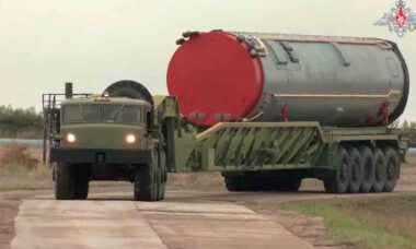 Vídeo: Rússia posiciona novo sistema de mísseis Avangard com capacidade nuclear