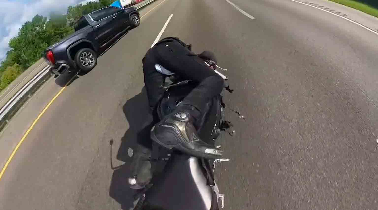 Video: Motorcyklist lærer en lektion efter en 140 km/t ulykke, der resulterede i 20 brækkede knogler
