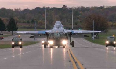 Sukhoi Su-27 Ucraniano é movido pelas ruas dos Estados Unidos