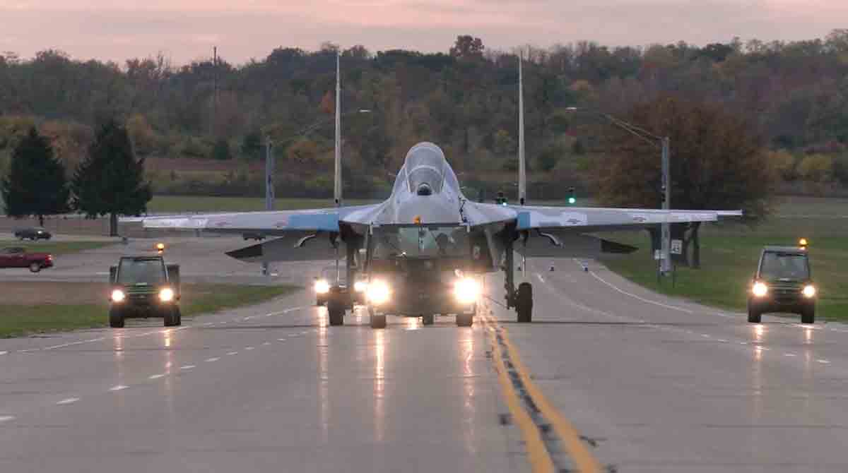 Ukrainsk Sukhoi Su-27 beveger seg gjennom gatene i USA