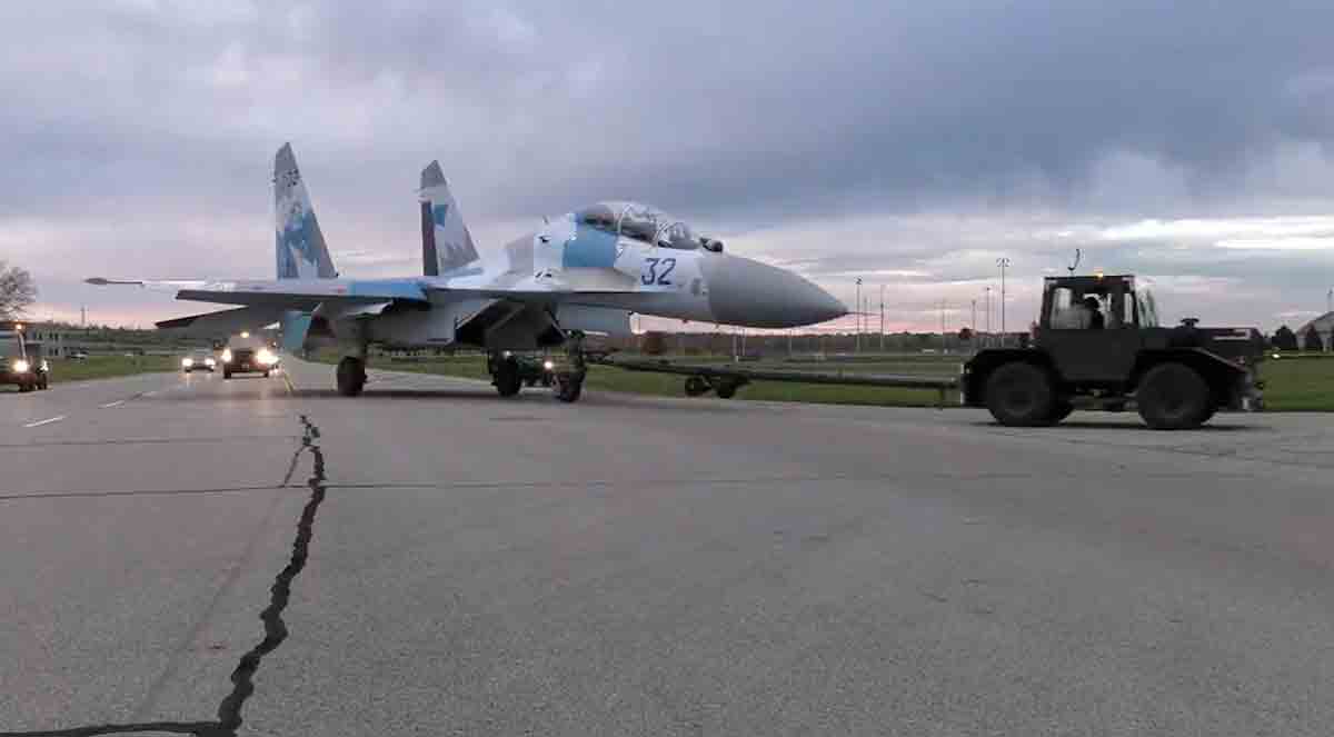 우크라이나의 Sukhoi Su-27이 미국의 길을 달리고 있습니다