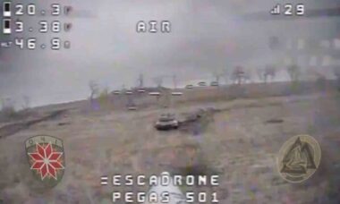 Vídeo mostra tanque mais avançado da Rússia sendo destruído por drone Ucraniano. Foto e vídeo: Twitter @@DefenceU