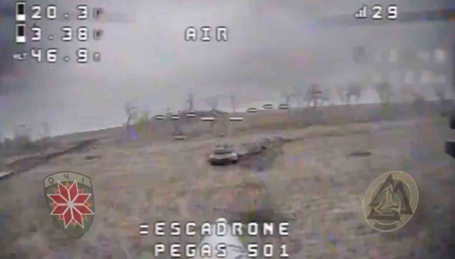 Video cho thấy xe tăng tiên tiến nhất của Nga bị phá hủy bởi drone Ukraina. Ảnh và video: Twitter @@DefenceU