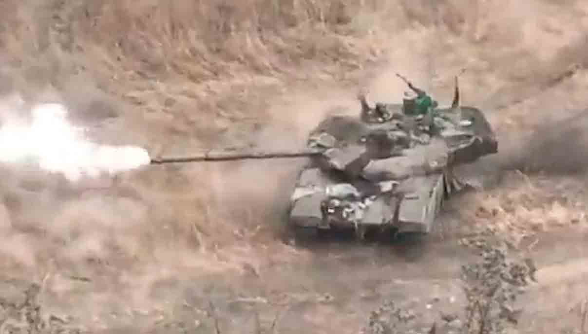 A videó rögzíti a T-90M orosz harckocsi robbanásának pillanatát, amely a legmodernebb harckocsi Ukrajnában. Fotó és videó: Twitter reprodukció