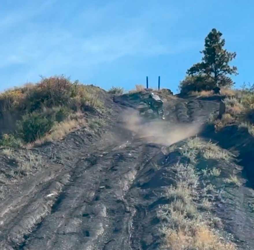 影片：Youtuber 在攀爬山坡挑战中差点被重达400公斤的摩托车碾压