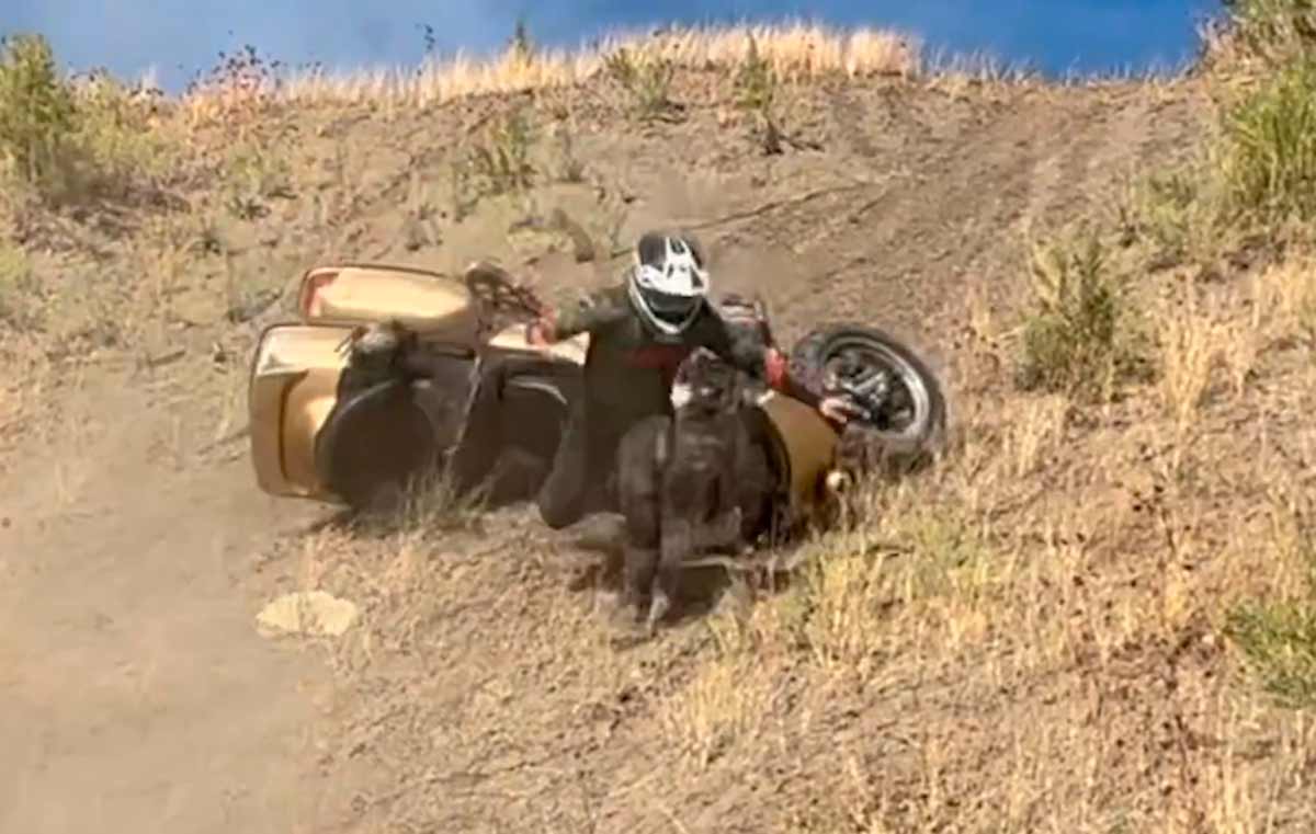 וידאו: יוטיובר נרדף על ידי אופנוע שוקע במשקל של 400 ק