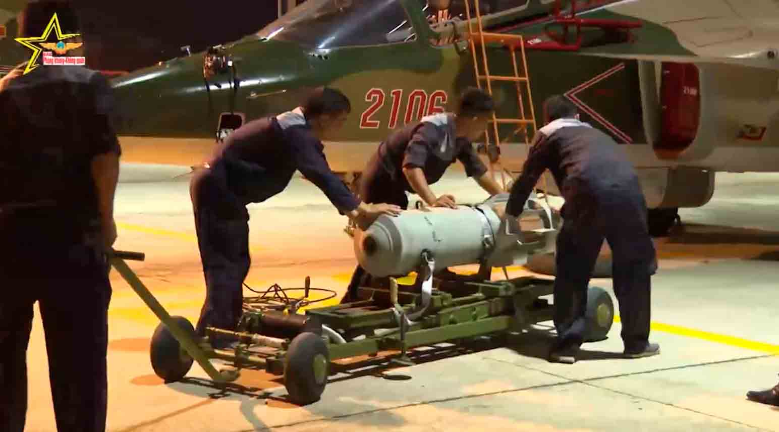 비디오: 베트남 공군, Yakovlev Yak-130 제트기를 지상 공격 임무 준비. 사진 및 비디오: Twitter @AnnQuann 재생