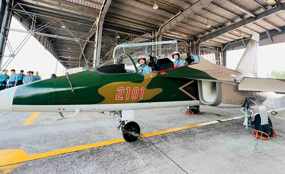 Video: Không quân Việt Nam chuẩn bị máy bay phản lực Yakovlev Yak-130 cho nhiệm vụ tấn công mặt đất. Hình ảnh và video: Phát lại Twitter @AnnQuann