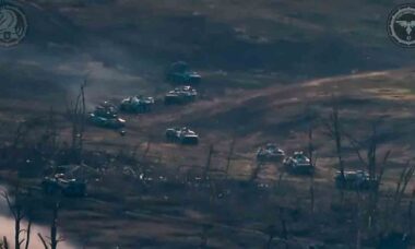 Vídeo mostra a destruição de blindados russos na batalha de Avdiivka documentada pela 47ª brigada mecanizada da Ucrânia.