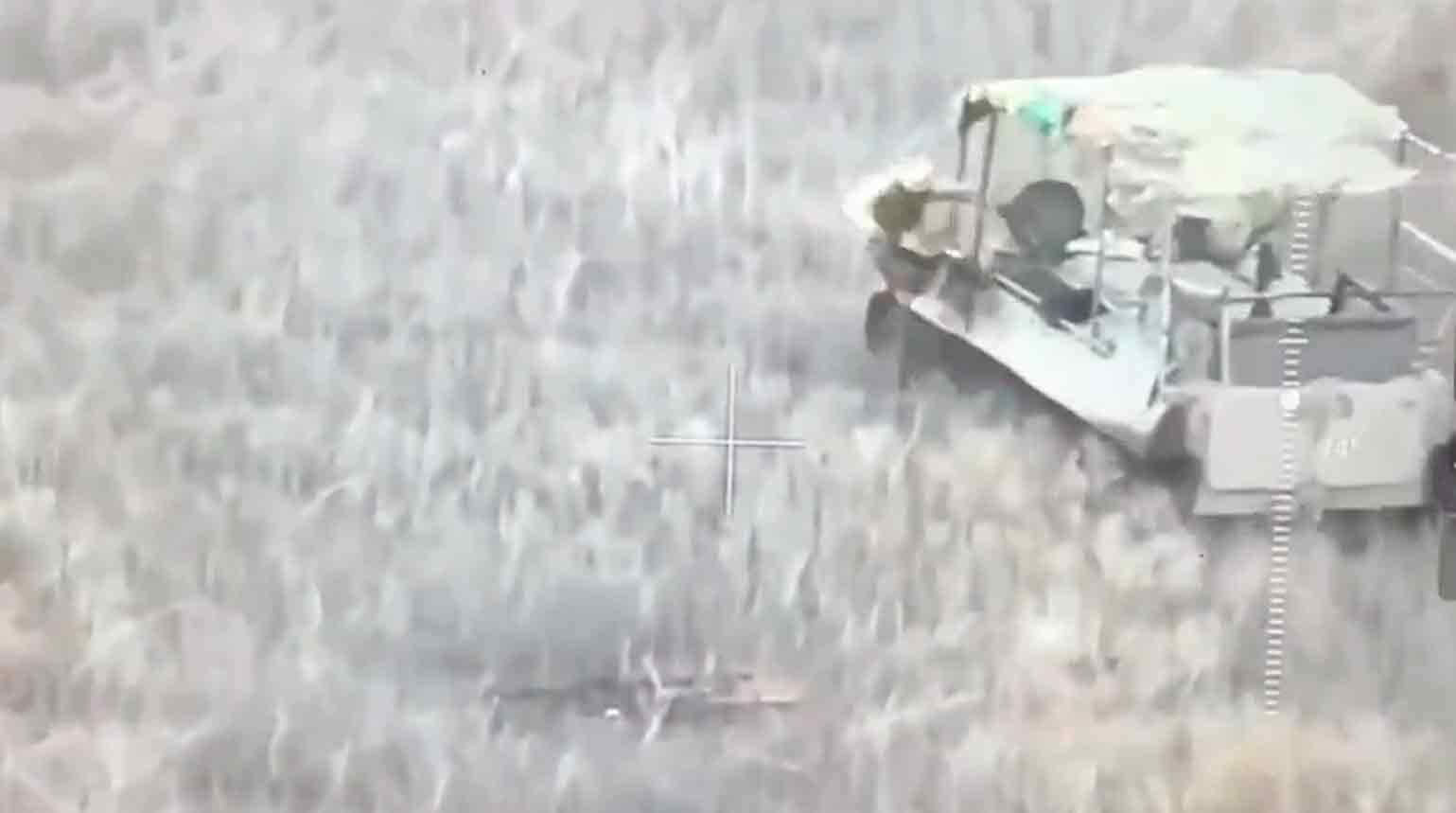 Video ukazuje obrovský výbuch způsobený 'kamikaze obrněným vozidlem' Ruska