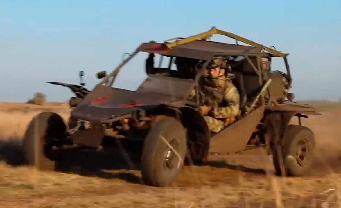 Ryssland publicerar video av Mad Max-stil buggy som skjuter pansarvärnsmissiler mot ukrainska pansarfordon. Källa och video: Telegram t.me/mod_russia 