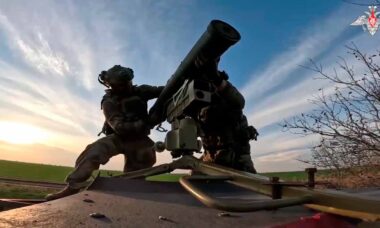Rússia publica vídeo de buggy estilo Mad-max atirando míssil anti-tanque contra blindados da Ucrânia. Fonte e vídeo: Telegram t.me/mod_russia