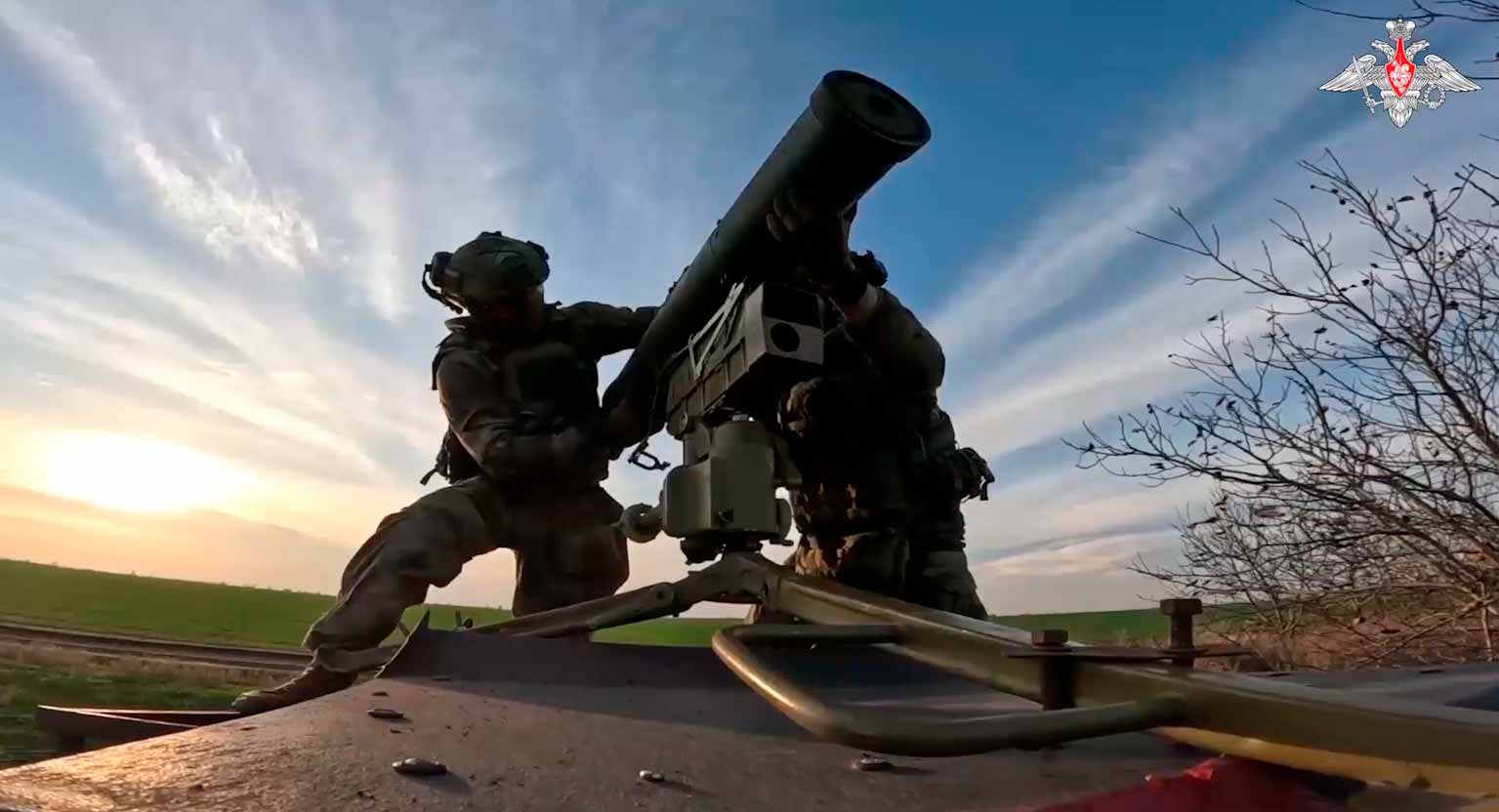 Nga công bố video xe buggy phong cách Mad Max bắn tên lửa chống tăng vào xe bọc thép của Ukraina. Nguồn và video: Telegram t.me/mod_russia 
