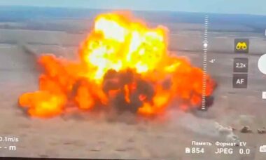 Vídeo mostra gigantesca explosão causada por 'blindado kamikaze' da Rússia