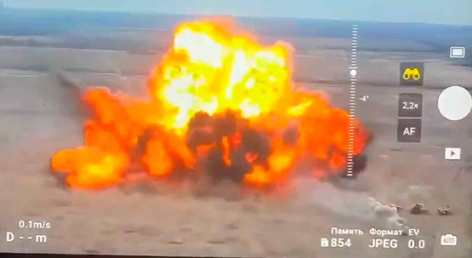 Il video mostra un'enorme esplosione causata da un 'carro armato kamikaze' della Russia