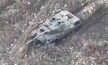 Vídeo mostra o primeiro Leopard 1A5 ucraniano destruído pelos russos. Foto e vídeo: Reprodução Telegram Военная хроника