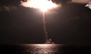 Vídeo mostra o lançamento de um míssil balístico Bulava a partir de um submarino Russo. Foto: Telegram t.me/mod_russia