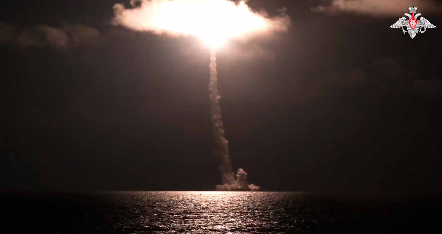 Vídeo mostra o lançamento de um míssil balístico Bulava a partir de um submarino Russo. Foto: Telegram t.me/mod_russia