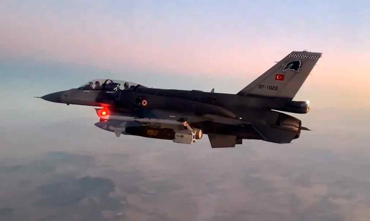 비디오: 터키 F-16, 이라크 북부 공격해 PKK 소속 추정 테러리스트 2명 사살. 출처, 사진 및 비디오: Twitter @tcsavunma