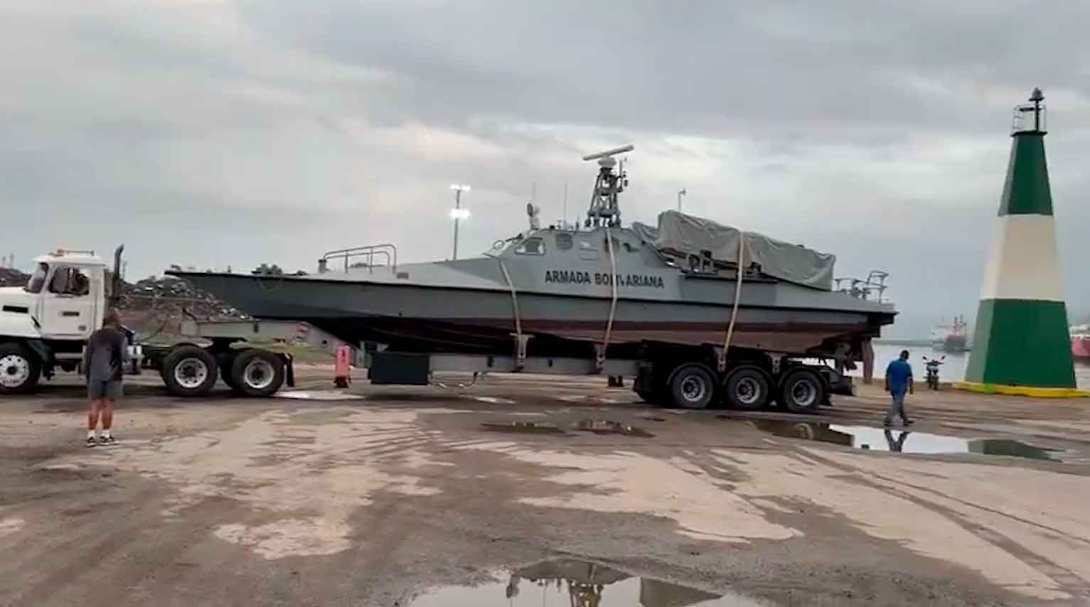 Zolfagharミサイル艇。写真およびビデオ：Twitter @GlobeEyeNewsからの再生