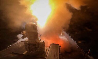 Navio de guerra do EUA e vários navios comerciais foram atacados no Mar Vermelho segundo o Pentágono. Foto: Reprodução facebook @CARNEYWARRIORS