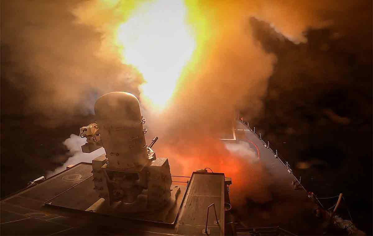 سفينة حربية أمريكية وعدة سفن تجارية تعرضت للهجوم في البحر الأحمر وفقاً للبنتاغون. الصورة: إعادة إنتاج فيسبوك @CARNEYWARRIORS