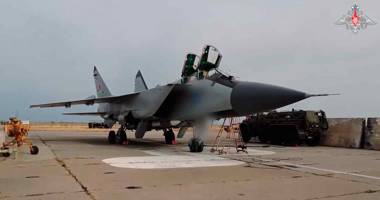 Video näyttää MiG-31-hävittäjän ilmavalvonnan vanhoilla, mutta tehokkailla, pitkän kantaman R-33-ohjuksilla. Kuva ja video: Reprodução Telegram t.me/mod_russia