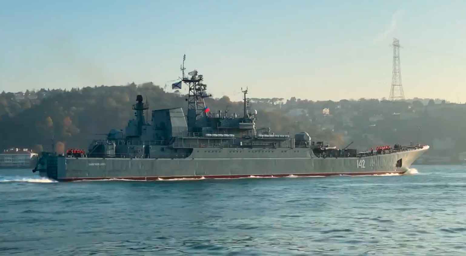 Video: Ukraine ødelægger endnu et stort russisk krigsskib i Krim. Fotos og Video: Telegram @operativnoZSU / Twitter @visegrad24