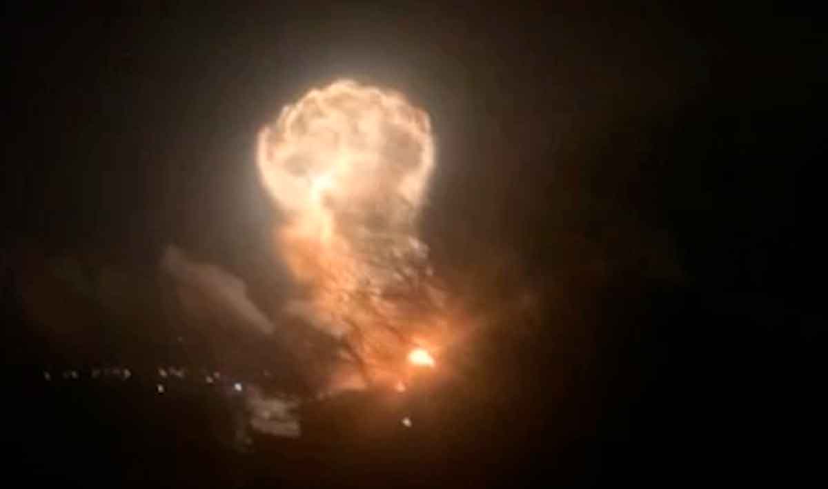 비디오: 우크라이나, 크림에서 또 다른 러시아 대형 전함 파괴. 사진 및 비디오: Telegram @operativnoZSU / Twitter @visegrad24