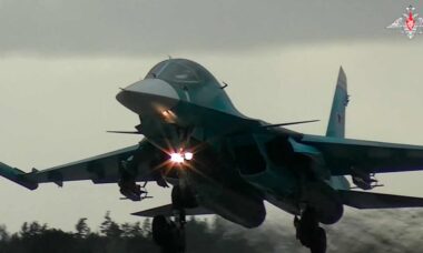 Vídeo mostra bombardeiro su-34 com bombas guiadas de longo alcance. Fotos e vídeo: Reprodução telegram t.me/mod_russia
