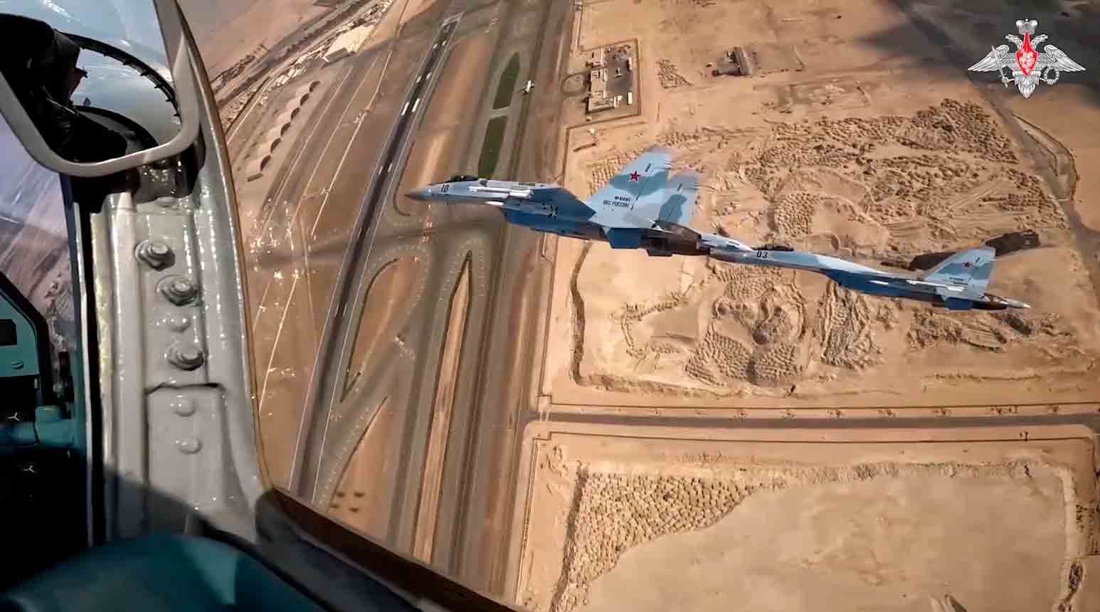 Video näyttää Putinin presidentin lentokoneen saattamista Su-35S-hävittäjillä. Kuva ja video: Reproduktio Telegram t.me/mod_russia 