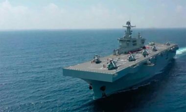 China lança 4º navio de assalto anfíbio Tipo 075. Fotos: Wikimedia