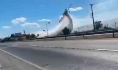 Avião dos bombeiros colide com linha elétrica, pega fogo e cai no Chile. Fotos e vídeos: Reprodução Twitter @Top_Disaster