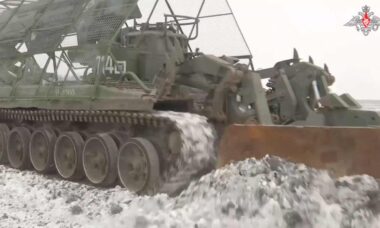 Vídeo mostra o trabalho dos engenheiros russos limpando e explodindo minas terrestres