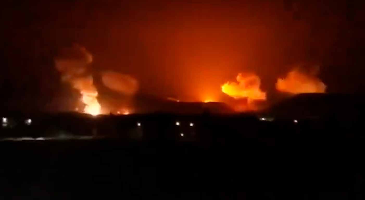 Video visar USA:s attack, i samordning med fem länder, på Houthiernas positioner i Jemen. Foton och videor: Twitter @WarWatchs / @zaryabrixvi / @DonaldTNews