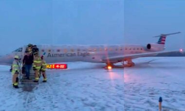Embraer E145 com 53 passageiros derrapa em pista nevada de aeroporto de Nova York. Foto: Twitter @phoojux