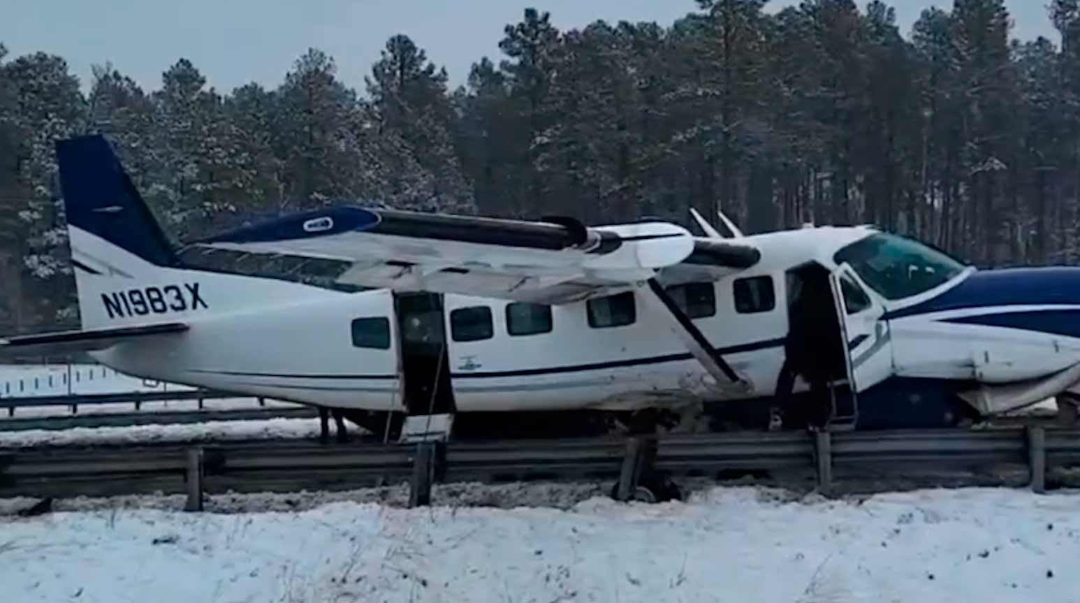 Mały samolot pasażerski został zmuszony do awaryjnego lądowania na Loudoun County Parkway. Źródło zdjęć i wideo: Telegram t.me/Rawsalert