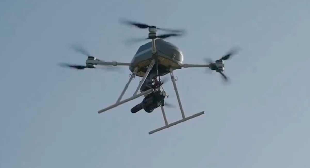 Turecka firma wyposaża drona w granatnik kal. 40 mm. Zdjęcia i filmy: Reprodukcja Twitter @GNC__CAPS__