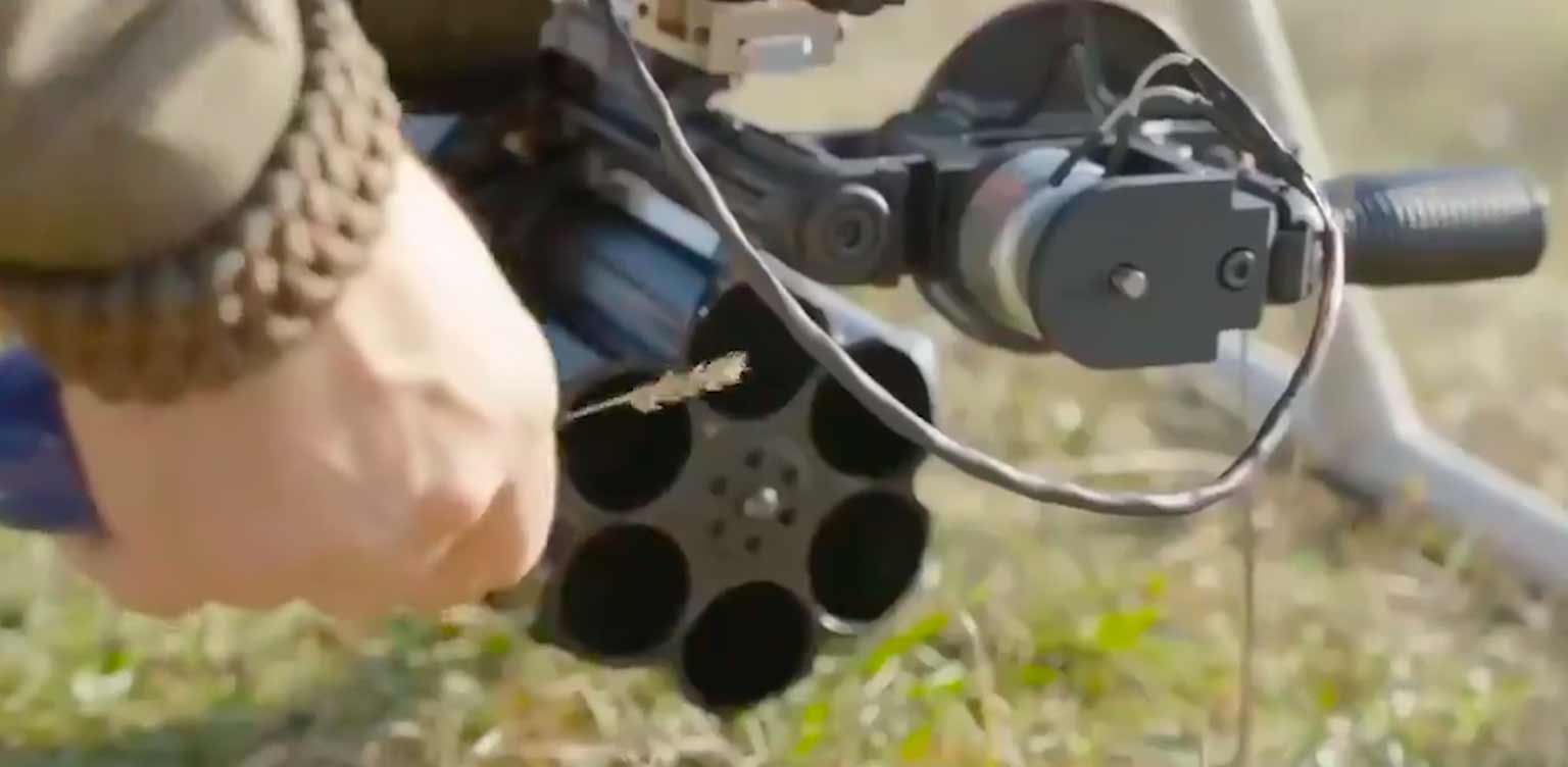土耳其公司為無人機配備 40 毫米榴彈發射器。照片與影片：Twitter @GNC__CAPS__轉載