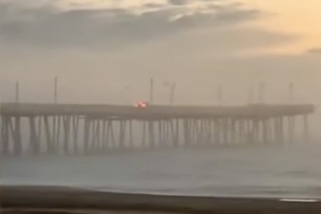 Scene avslører øyeblikket da kjøretøyet kastet seg ut i havet fra en fiskebrygge i USA. Foto: Gjengivelse YouTube