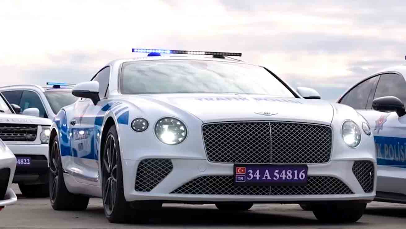 Cảnh sát Istanbul đưa vào đội xe tuần tra Ferrari, Bentley và Porsche bị tịch thu trong chiến dịch chống ma túy. Hình ảnh và video: Reprodução twitter @AliYerlikaya