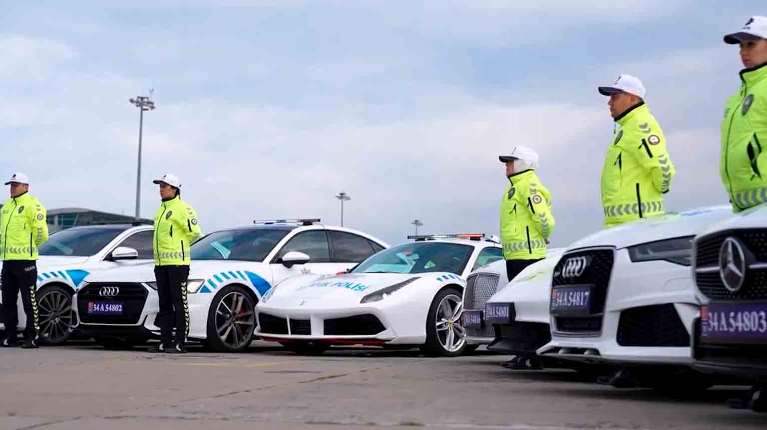 Istanbul-politiet inkorporerer Ferrari, Bentley og Porsche som ble beslaglagt i en narkotikaoperasjon i patruljeflåten. Bilder og videoer: Reprodução Twitter @AliYerlikaya 