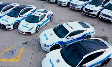 Polícia de Istambul incorpora Ferrari, Bentley e Porsche apreendidos em operação antidrogas à frota de patrulha. Fotos e vídeos: Reprodução twitter @AliYerlikaya